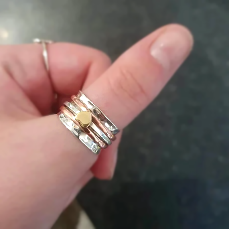 Δαχτυλίδι Vintage Σφυρήλατο Αντιστρές με Καρδιά και Περιστρεφόμενους Δακτύλιους σε Τρίχρωμο Επιμεταλλωμένο Ασήμι